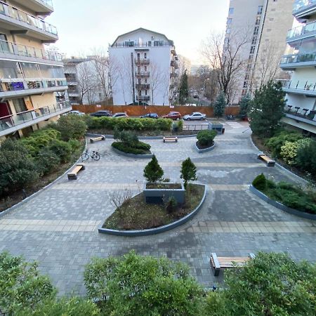 Green Apartment 214 With Private Parking Bukares Bagian luar foto