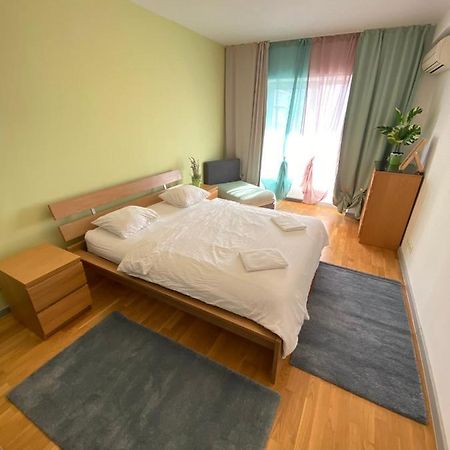 Green Apartment 214 With Private Parking Bukares Bagian luar foto