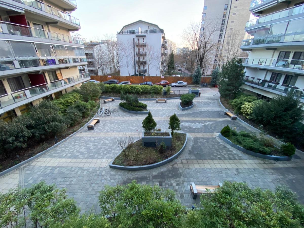 Green Apartment 214 With Private Parking Bukares Bagian luar foto