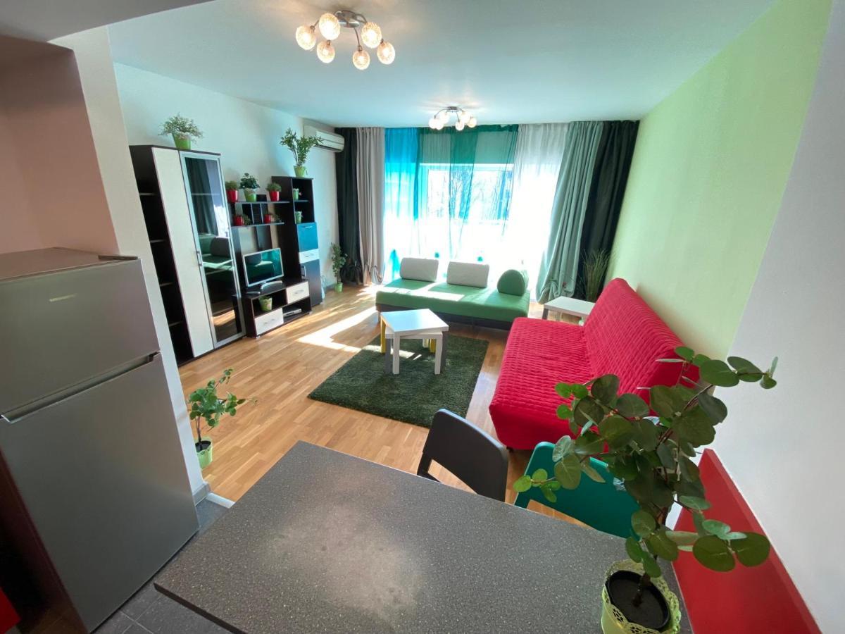 Green Apartment 214 With Private Parking Bukares Bagian luar foto