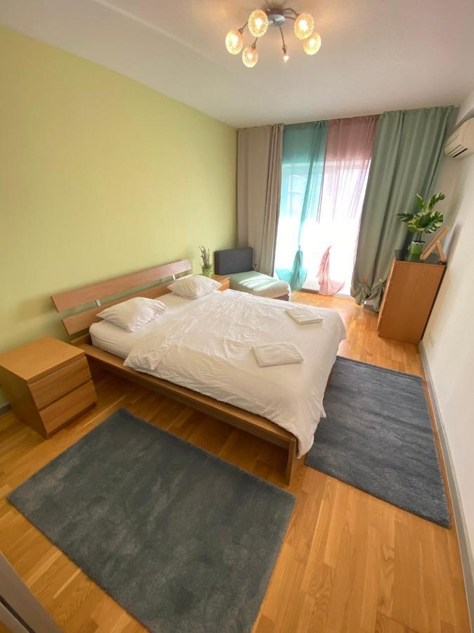 Green Apartment 214 With Private Parking Bukares Bagian luar foto