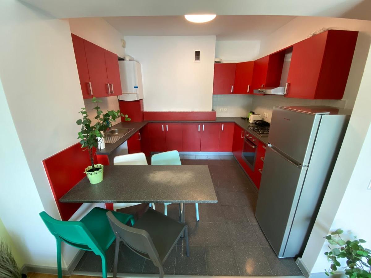 Green Apartment 214 With Private Parking Bukares Bagian luar foto