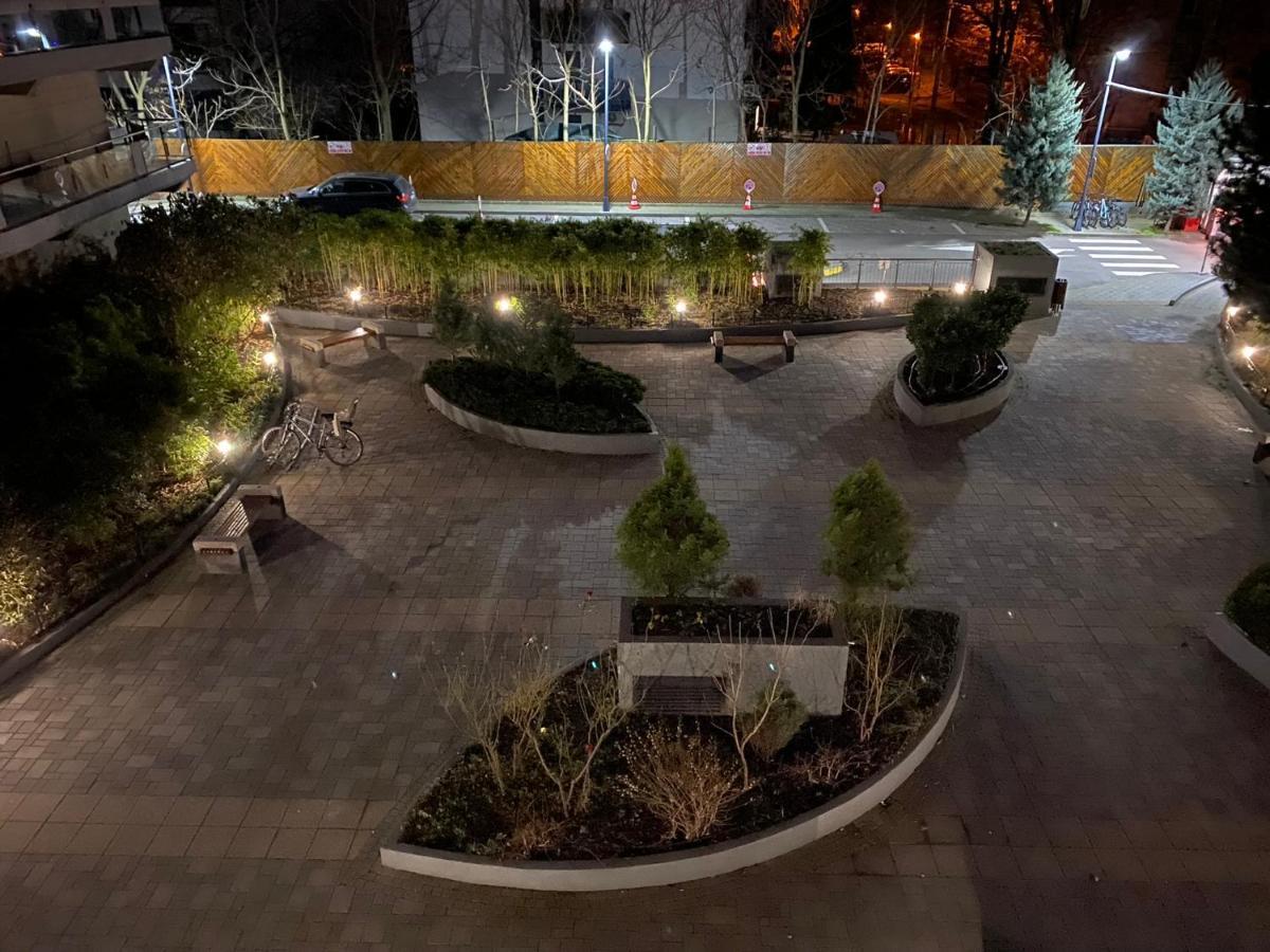 Green Apartment 214 With Private Parking Bukares Bagian luar foto