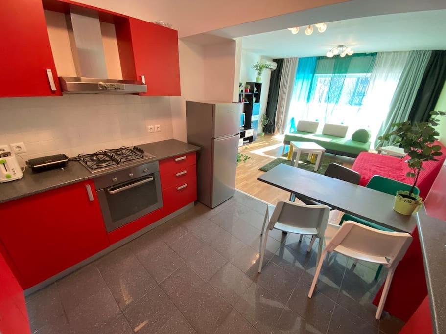 Green Apartment 214 With Private Parking Bukares Bagian luar foto