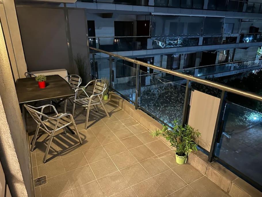 Green Apartment 214 With Private Parking Bukares Bagian luar foto