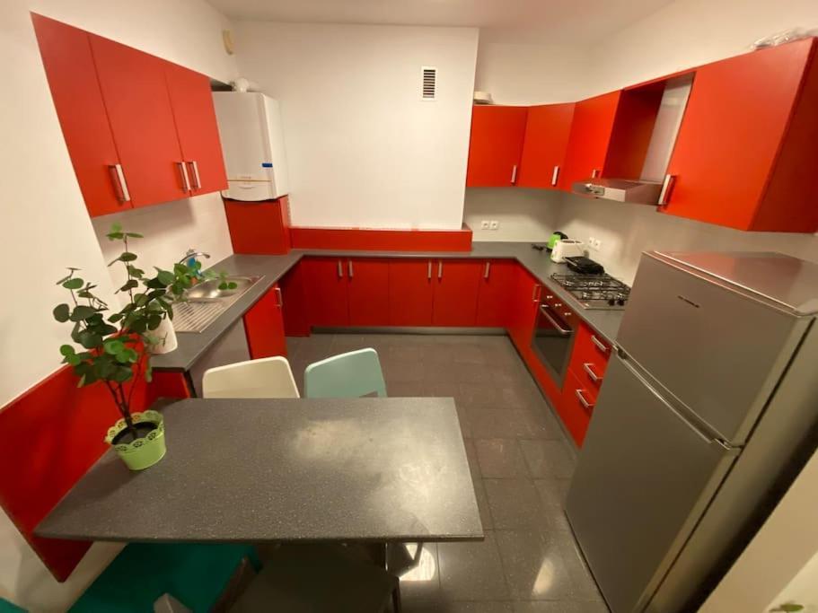 Green Apartment 214 With Private Parking Bukares Bagian luar foto