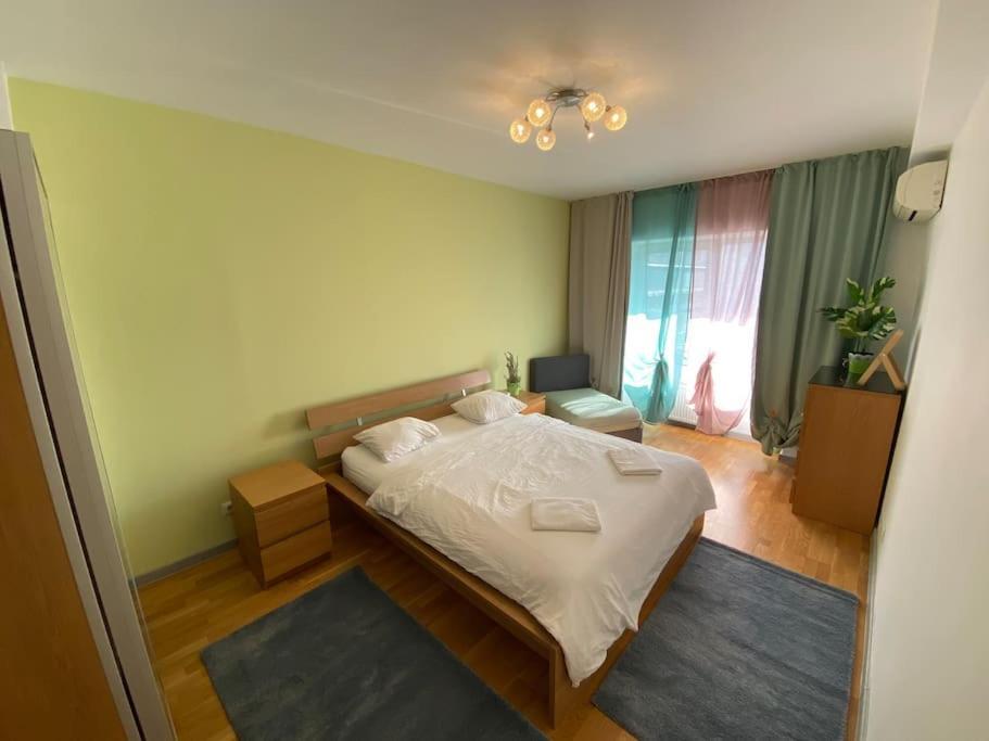 Green Apartment 214 With Private Parking Bukares Bagian luar foto