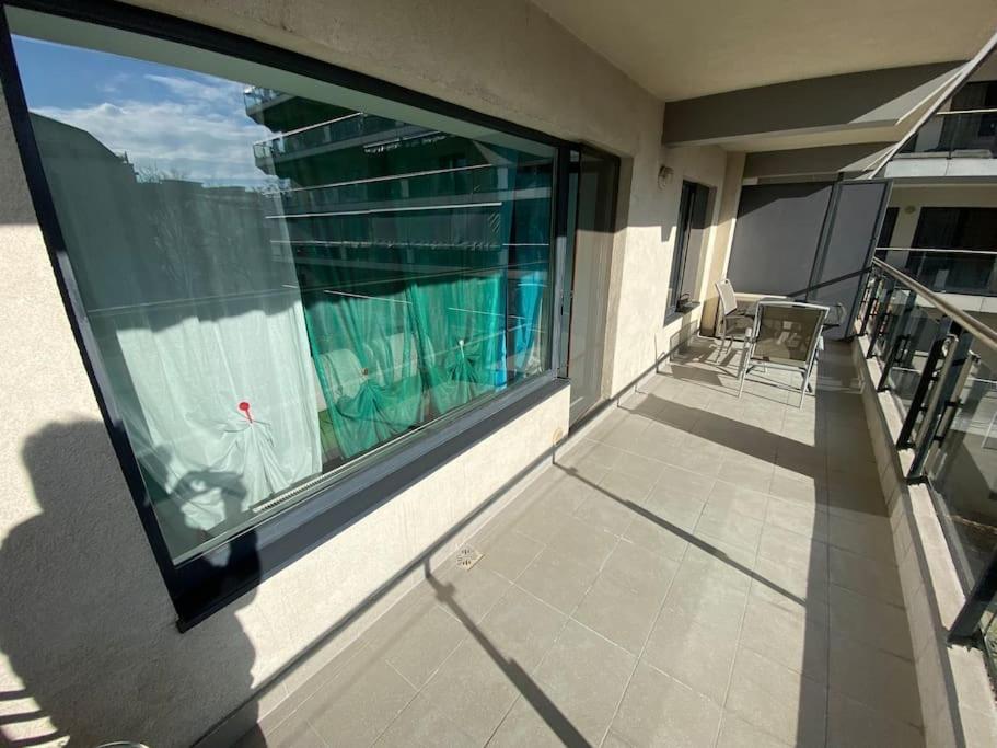 Green Apartment 214 With Private Parking Bukares Bagian luar foto