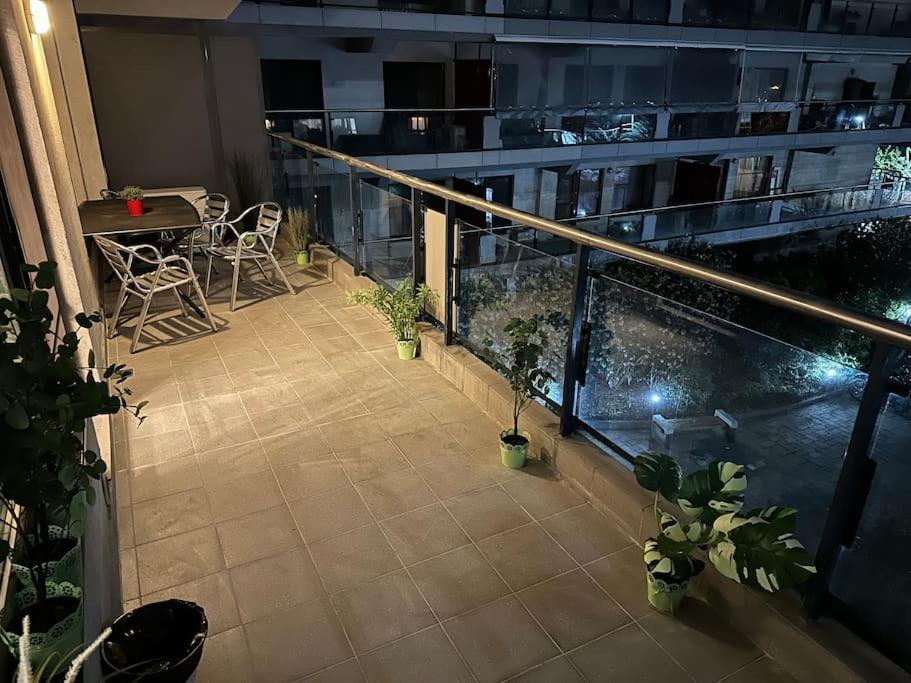 Green Apartment 214 With Private Parking Bukares Bagian luar foto