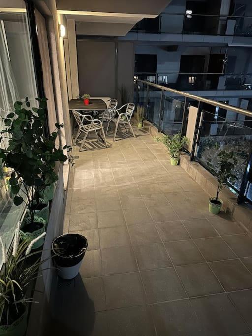 Green Apartment 214 With Private Parking Bukares Bagian luar foto