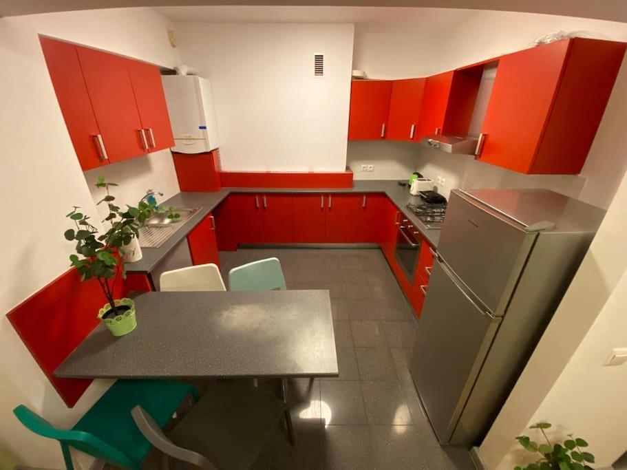 Green Apartment 214 With Private Parking Bukares Bagian luar foto