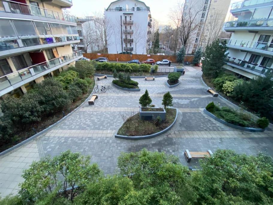 Green Apartment 214 With Private Parking Bukares Bagian luar foto