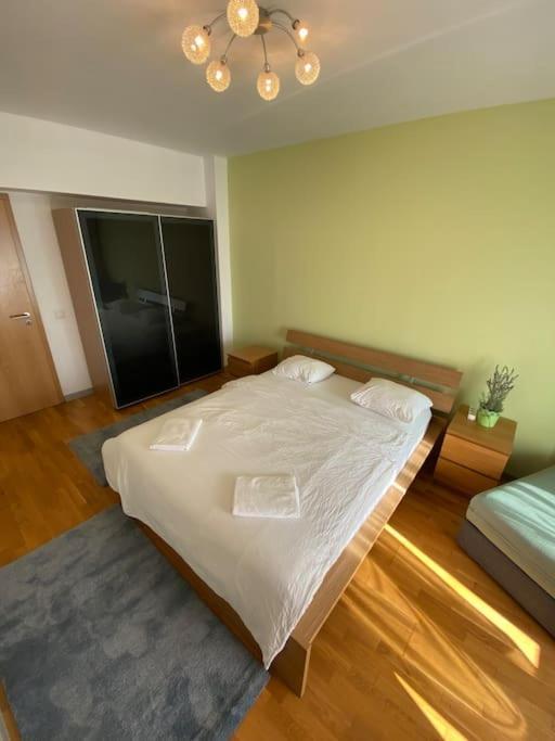 Green Apartment 214 With Private Parking Bukares Bagian luar foto