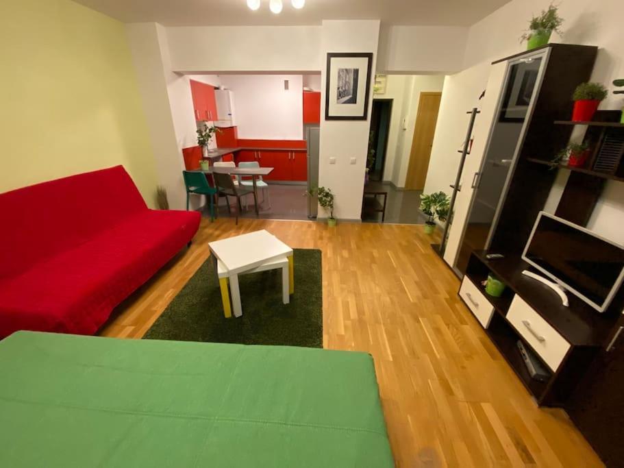 Green Apartment 214 With Private Parking Bukares Bagian luar foto