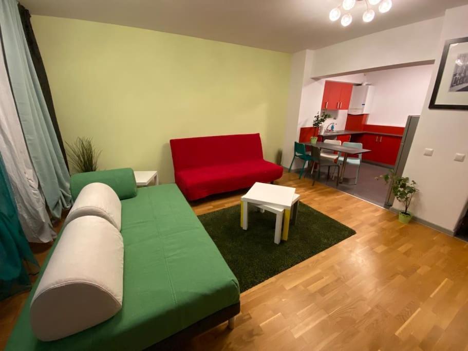 Green Apartment 214 With Private Parking Bukares Bagian luar foto